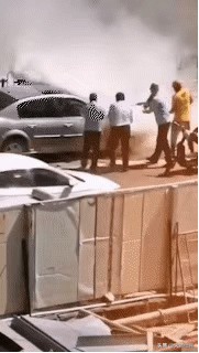 路遇小车起火,厦门外卖小哥化身“消防员”, 你怎么看? 路遇小车起火,厦门外卖小哥化身“消防员”, 你怎么看?