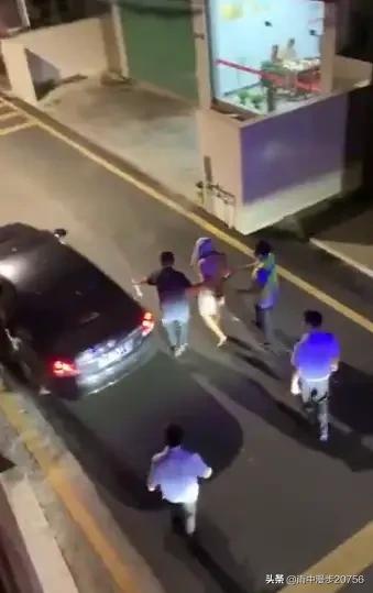 男子街头无差别砍人