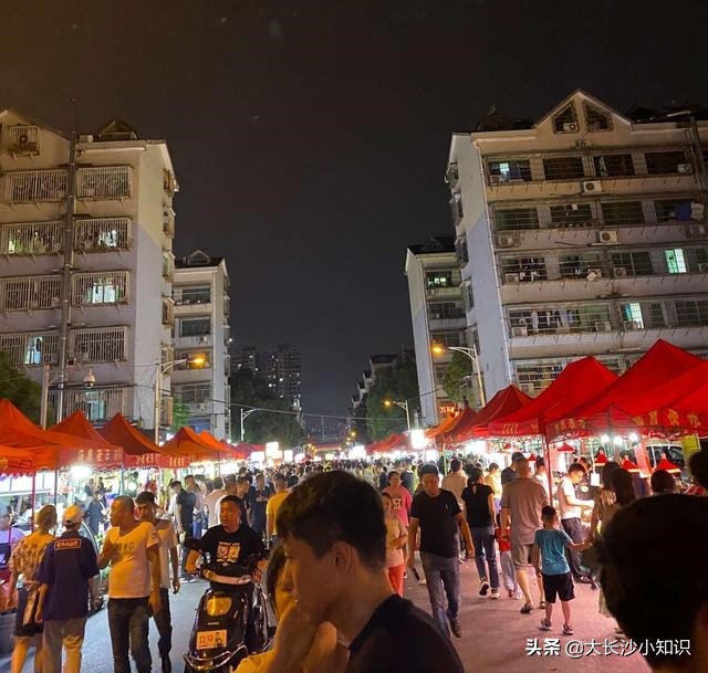 为响应国家号召我打算摆地摊，请问长沙哪里有合适的地方摆地摊？