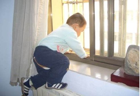[幼童坠楼被邻居接住]重庆小区居民拉棉被接住6楼坠落男童，物业：邻居看天气发现, 你怎么看？