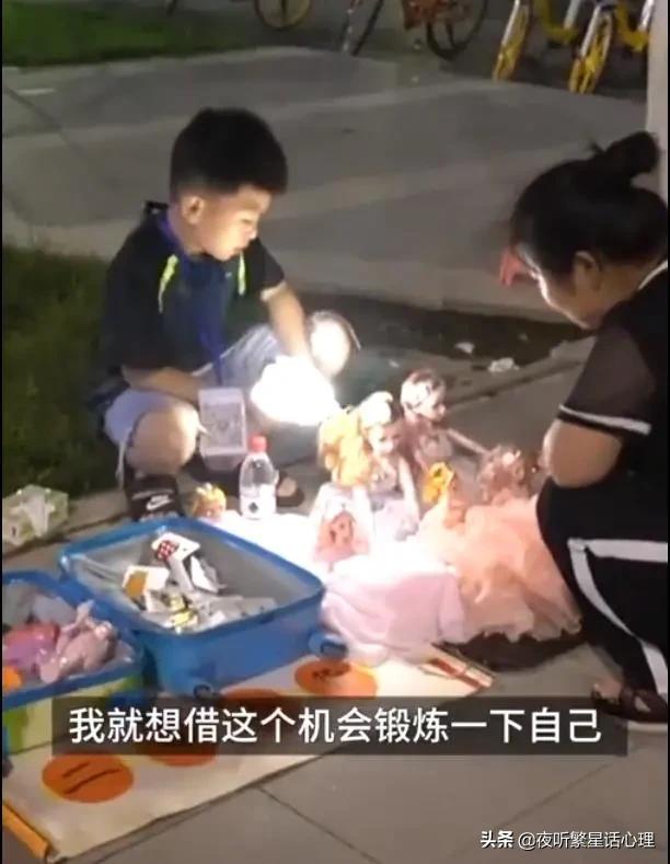 小学生摆摊月入4000（小学门口摆摊卖什么小吃最合适？）