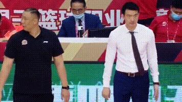 浙江广厦队赢下吉林队之后，为何主教练王晗和王博握手不看对方？