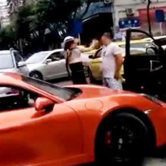 福鼎市：烈日下七旬老人迷路受伤，民警脱下警服充当“人肉遮阳伞”, 你怎么看？：民警引导盲人过马路