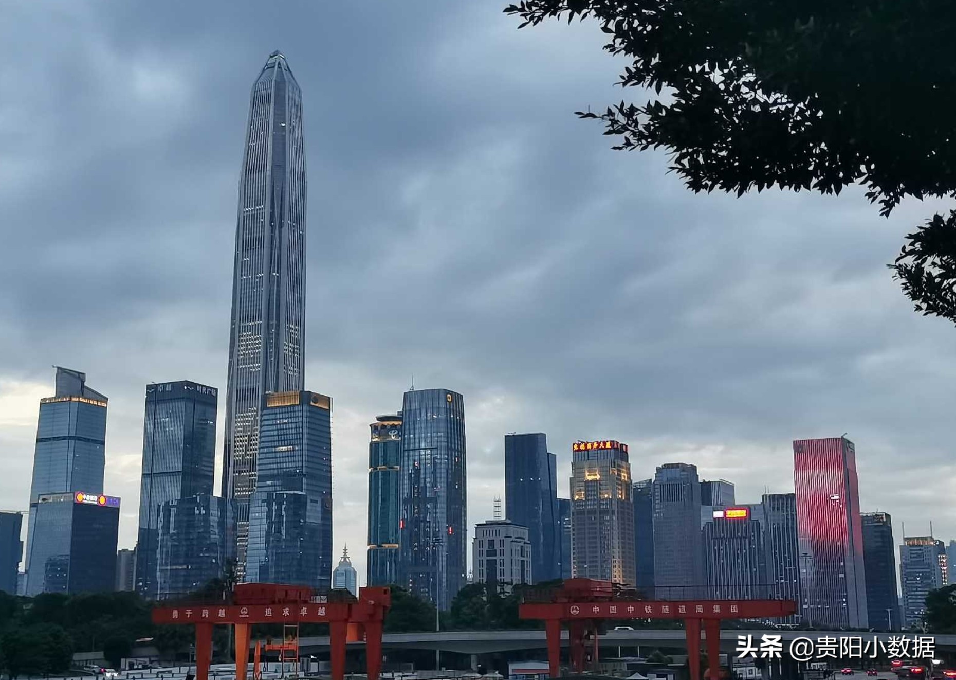 深圳又诞生千万富翁（单套千万的豪宅，4小时卖了460套，深圳购买力惊人, 你怎么看？）