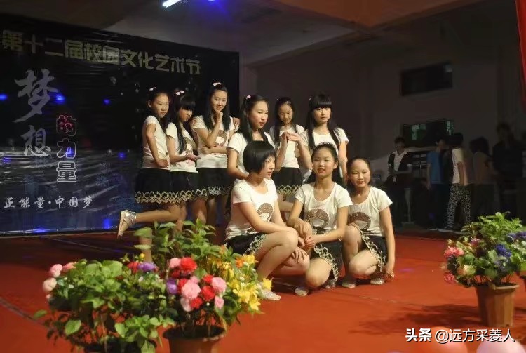 上课抽烟、叫骂、不服管理、骂老师娘的初一学生，学校如何管理？：女子骂吸烟领导被辞