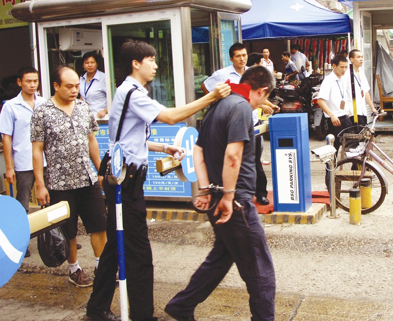 报警自曝小偷身份（家里被盗窃一万元，报警，警察取现场指纹都是我的，我会被认定是小偷？）