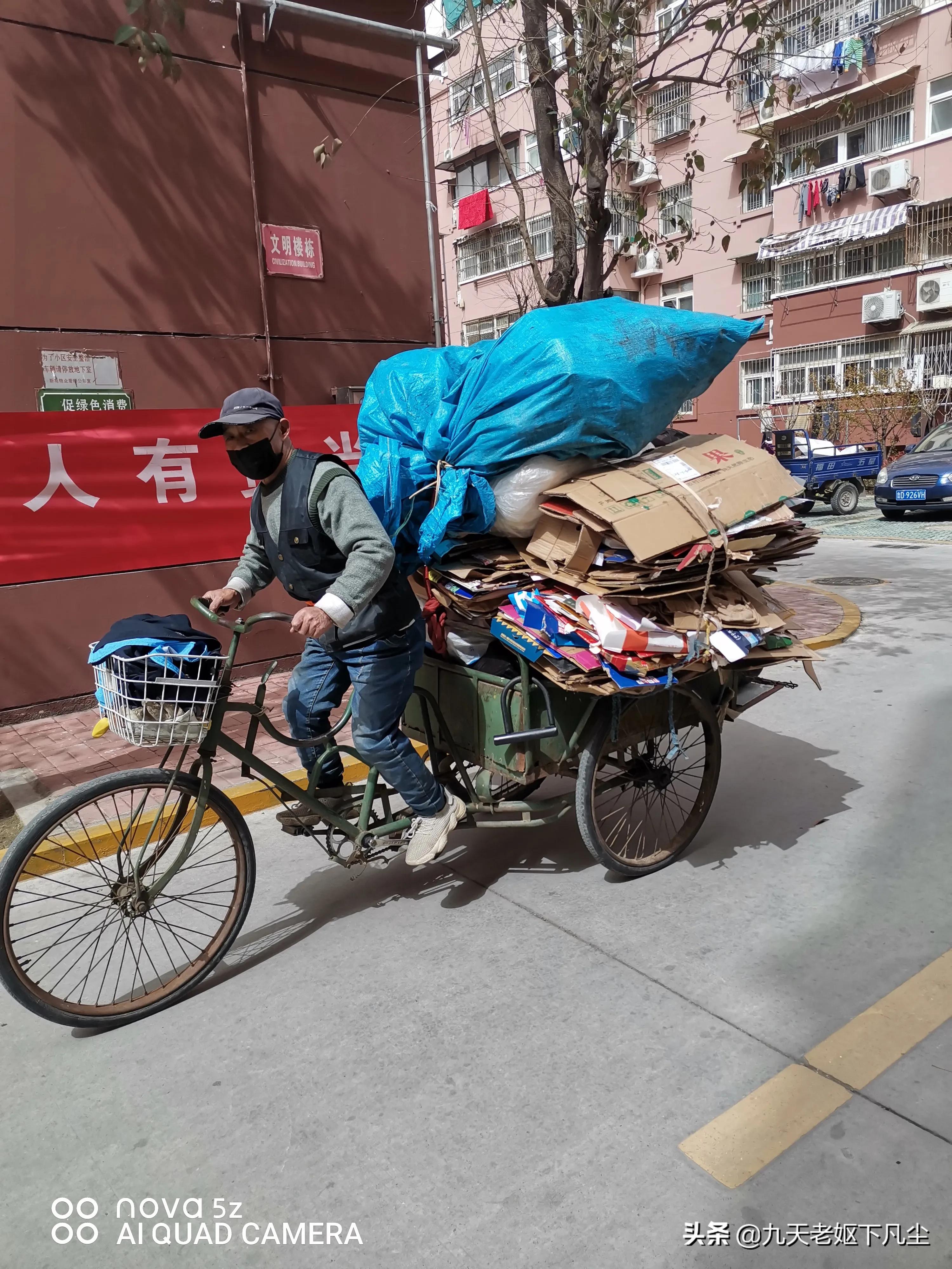小区老奶奶以拾垃圾为理由经常偷东西，保安抓住怎么处理？：老太捡垃圾堆满小区