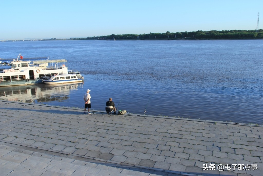 早上江边风景发朋友圈的句子？：江边风景图片