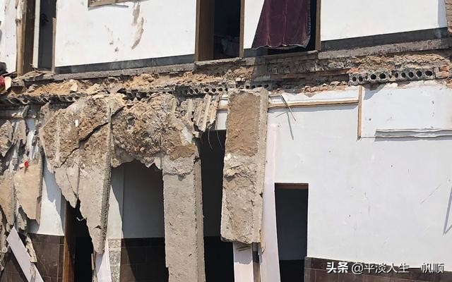 一饭店房顶发生塌陷（农家饭店坍塌。东拼西凑，拆东补西，农村的建筑合格的数量有多少？）