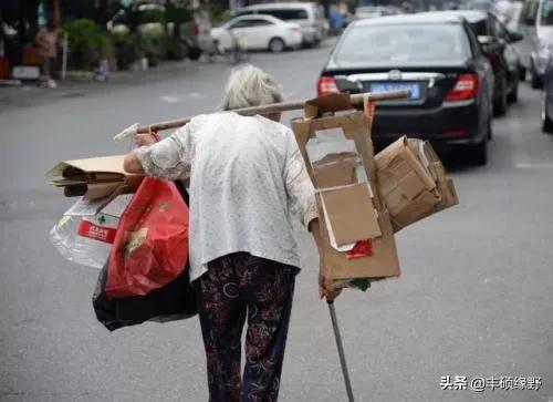 老太捡垃圾堆满小区