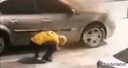 路遇小车起火,厦门外卖小哥化身“消防员”, 你怎么看? 路遇小车起火,厦门外卖小哥化身“消防员”, 你怎么看?