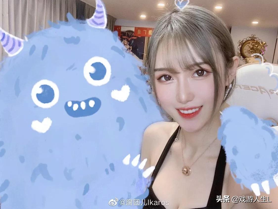 [午夜福利95]余霜直播间深夜发福利，变身“轮椅舞王”大秀舞姿，网友评价“土味十足”，你怎么看？