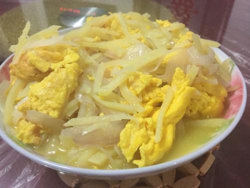 一家三口吃鸡蛋中毒（邻居有一对老人吃土豆炒鸡蛋中毒？想问一下医生怎么解释这种原因？）