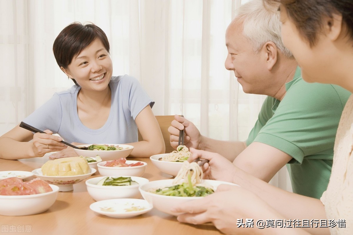 [建议不让老人接送娃]今天在学校门口接送孩子，听见六零年代老人在说接送孩子，他们应该管吗？能管住吗？