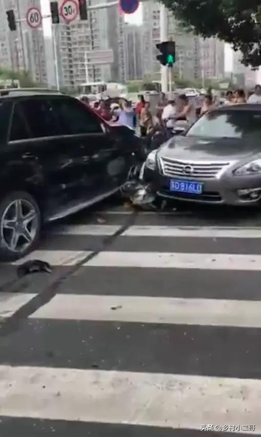 奔驰车祸