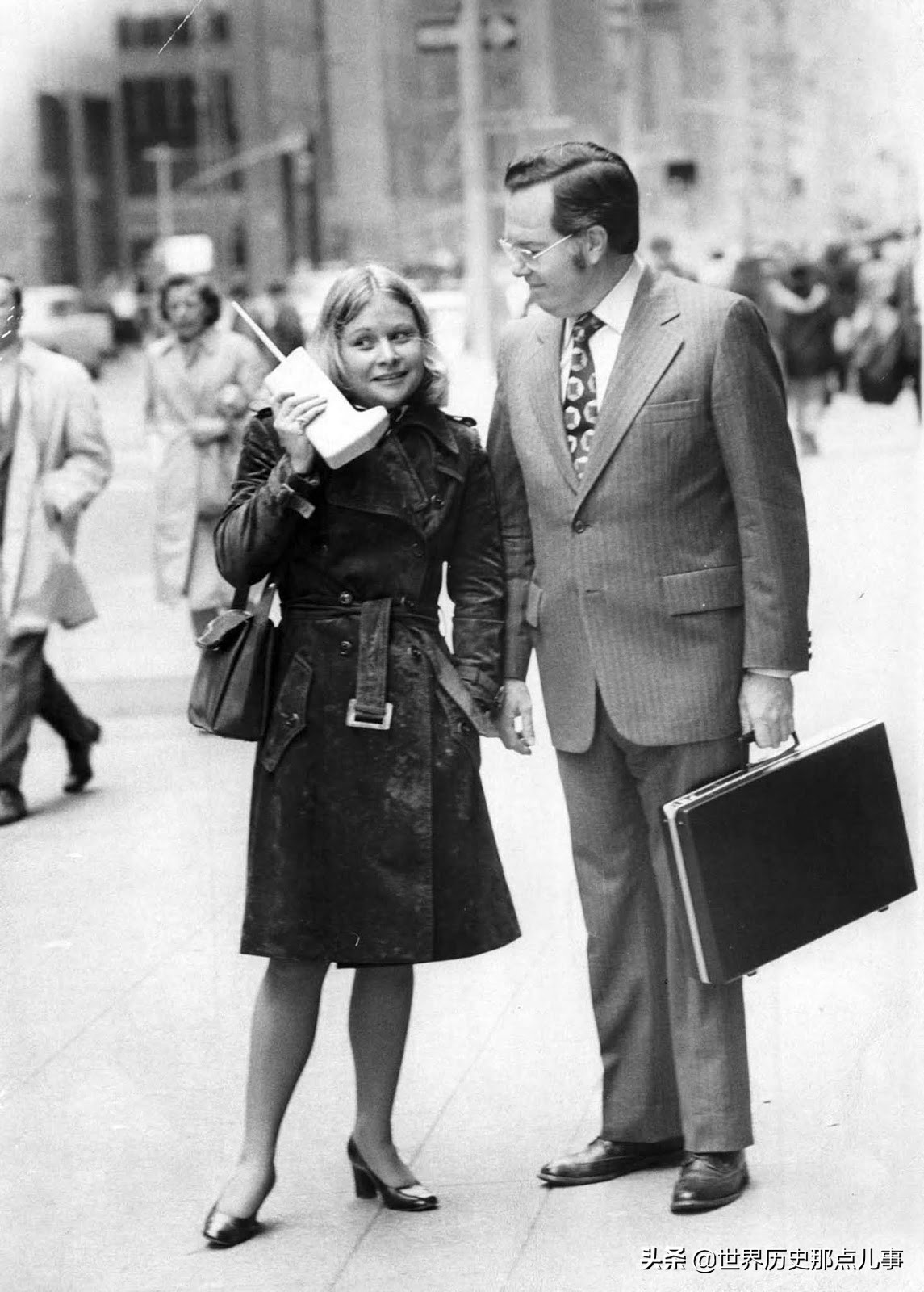 [世界上第一部手机]世界第一部手机是什么时候出的？