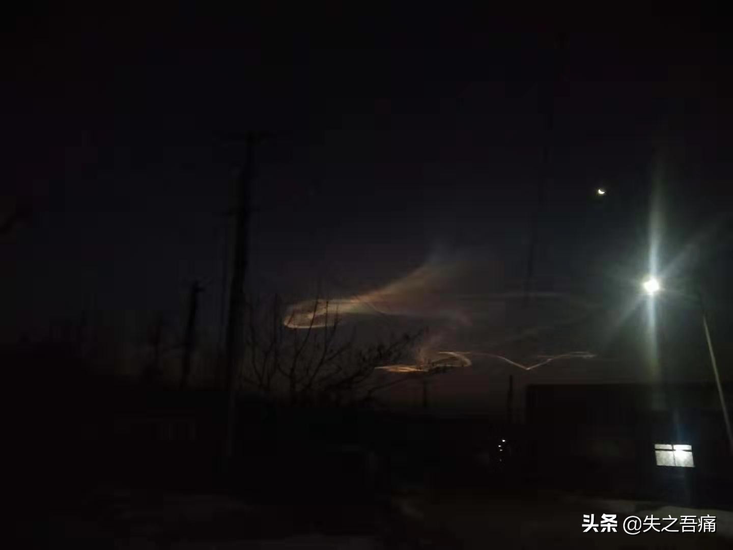 河北天空出现七彩祥云，至尊宝来娶意中人了？专家分析：火箭云, 你怎么看？：北京天空神奇火箭云