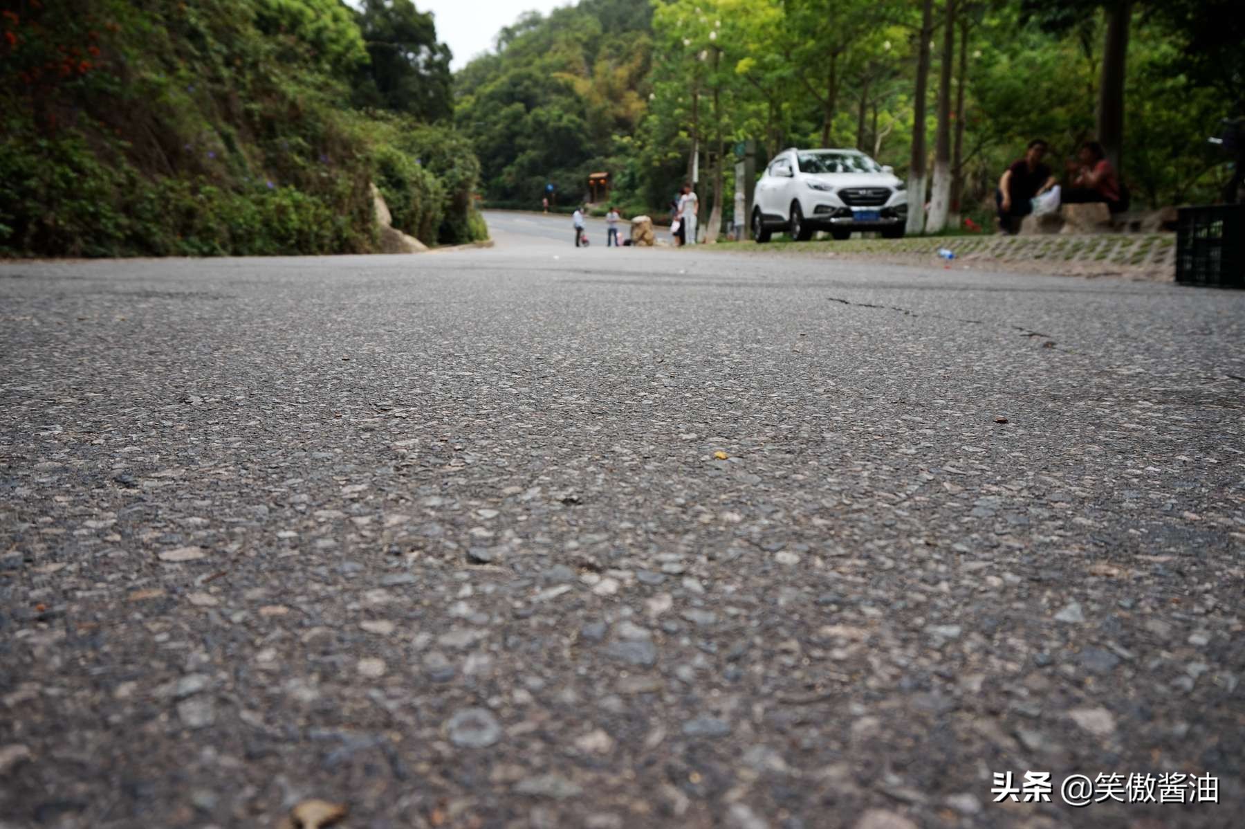 厦门怪坡，瓶子往上坡方向滚动，是什么原因？