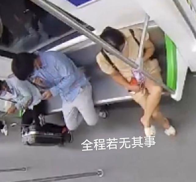 怎么看待南宁地铁一女子当众淫秽直播,趁人不注意还做出色情举动? 怎么看待南宁地铁一女子当众淫秽直播,趁人不注意还做出色情举动?