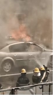 路遇小车起火,厦门外卖小哥化身“消防员”, 你怎么看? 路遇小车起火,厦门外卖小哥化身“消防员”, 你怎么看?