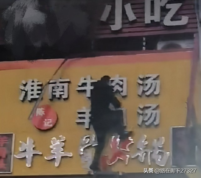 [冲进火场救妻都烧伤]浙江一小吃店起火母子3人死亡，丈夫幸免于难，丈夫怎么没施救？