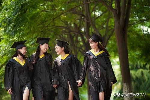 学化妆衣服搭配技巧

