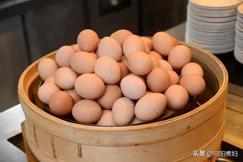 在宾馆自助早餐中，游客把鸡蛋、包子、糕点及水果偷偷放进包里，你怎么看待这一现象？：酒店回应吃水果去世