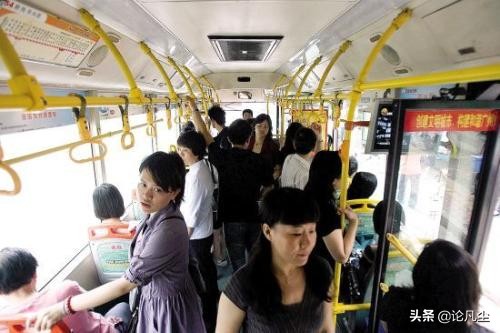 [公交急刹致孕妇流产]公交车急刹车摔伤乘客怎么赔偿？