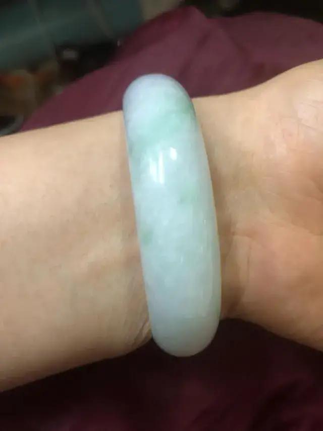 在线等懂玉的大神帮忙看看这个玉镯怎么样？