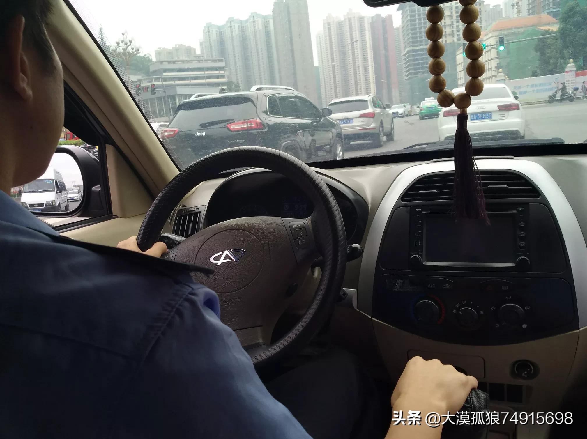 民警引导盲人过马路（老人迷路，叙州民警一路护送, 你怎么看？）