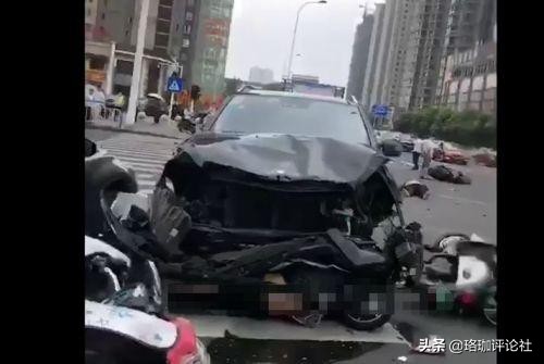 奔驰撞车