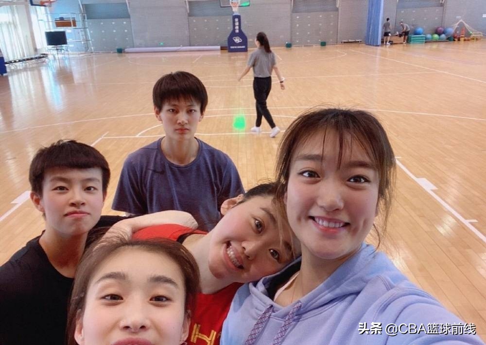 詹姆斯指导男女篮（签约耐克成中国女篮第一人，女篮“詹姆斯”李梦的代言费有多少呢？你怎么看？）