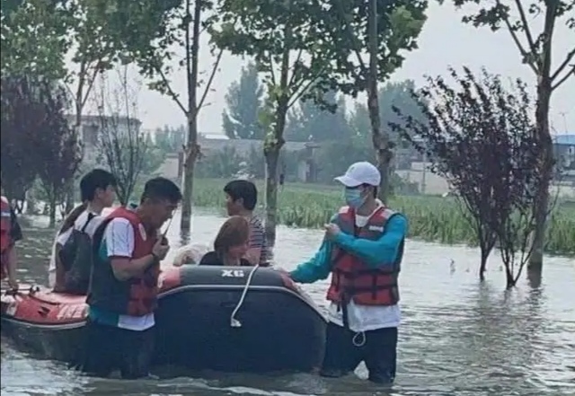 王一博随韩红慈善基金支援河南，是救援还是作秀？