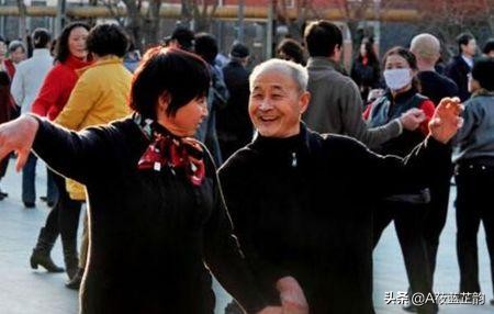 老太捡垃圾堆满小区（小区没有物业，白天老太婆经常在楼下扰民，这种有什么好的办法？）