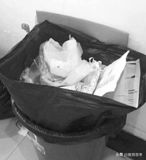 外卖员丢餐怎么赔偿？：校工作者扔学生外卖