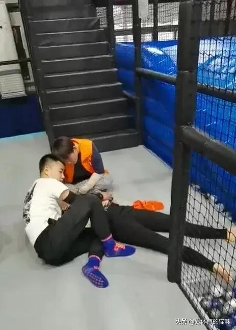 女研究生玩蹦床，摔成完全性截瘫，蹦床馆只赔5000元，你咋看？：女硕士刚毕业就截瘫