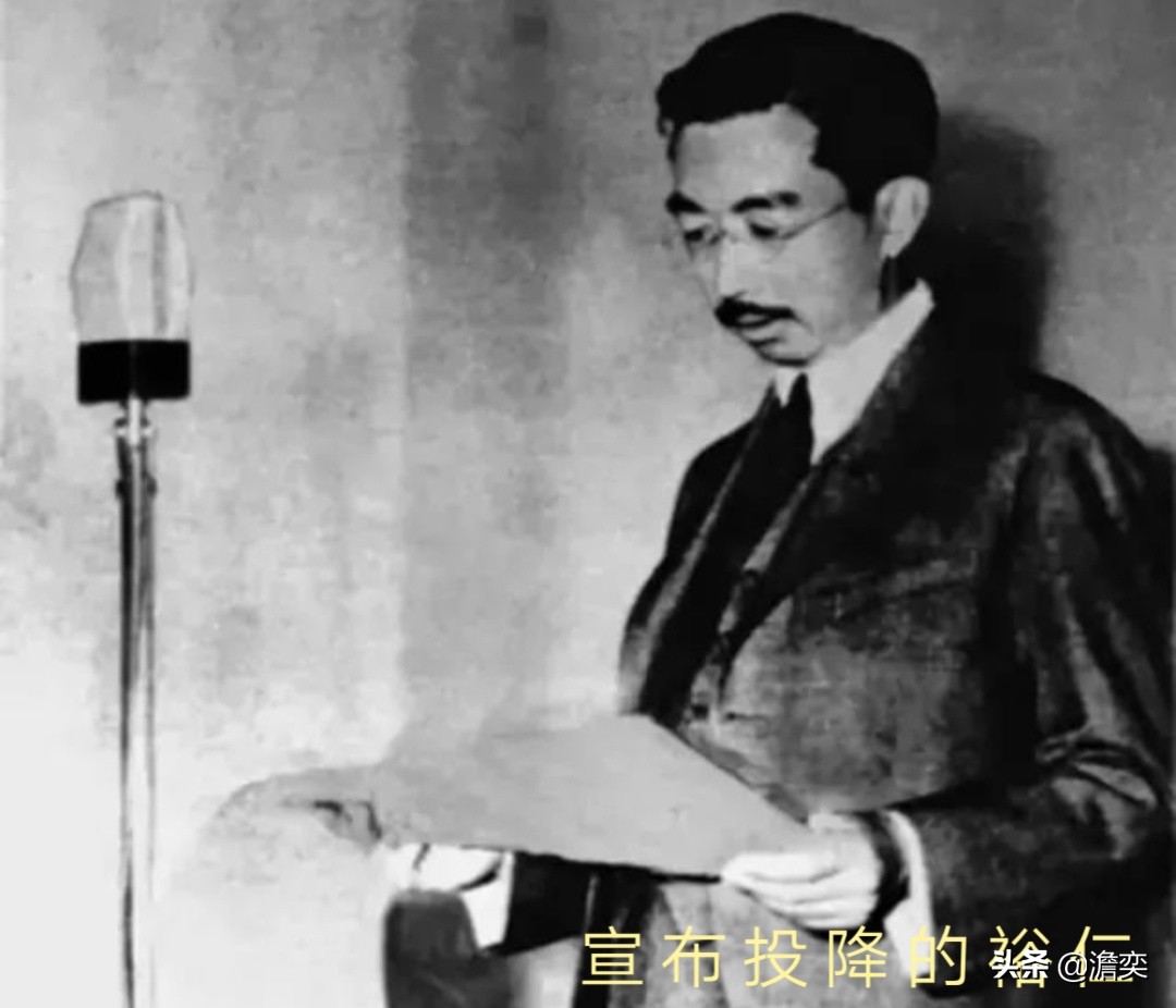 1945年几月几号日本签下投降书？：日本签署投降书画面