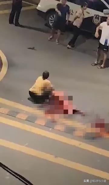 广东梅州一男子当街砍死67岁父亲，砍人男子亲友曾哭泣劝阻，还有哪些信息值得关注？：男子街头无差别砍人