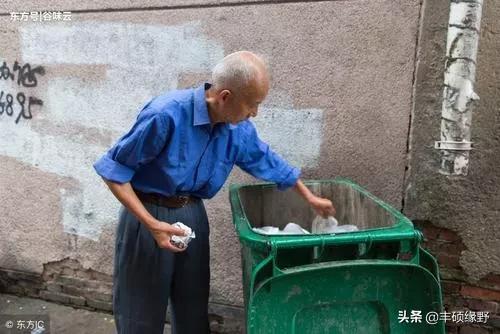 老太捡垃圾堆满小区