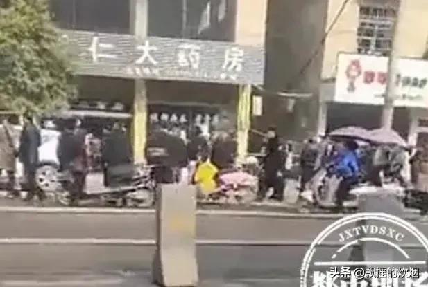 男子街头无差别砍人