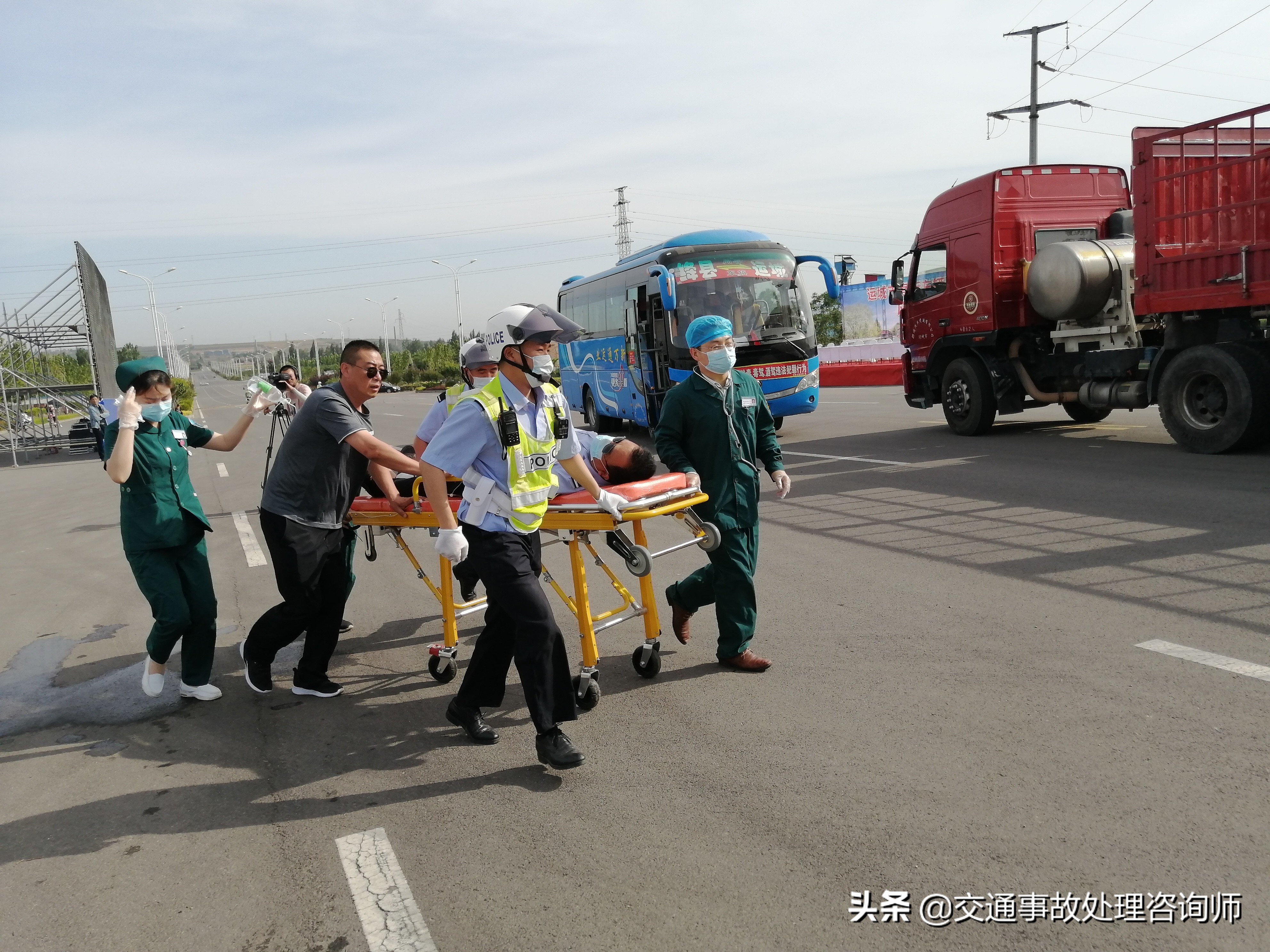 醉驾男撒2万钞票