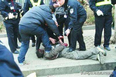 玩手枪失手击毙自己（女警花为什么4枪击毙在广州凶犯？）