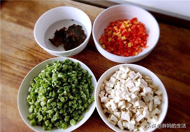 同为“”臊子面”,为什么陕西的有肉有蛋,甘肃的却只有“豆腐”呢? 同为“”臊子面”,为什么陕西的有肉有蛋,甘肃的却只有“豆腐”呢?