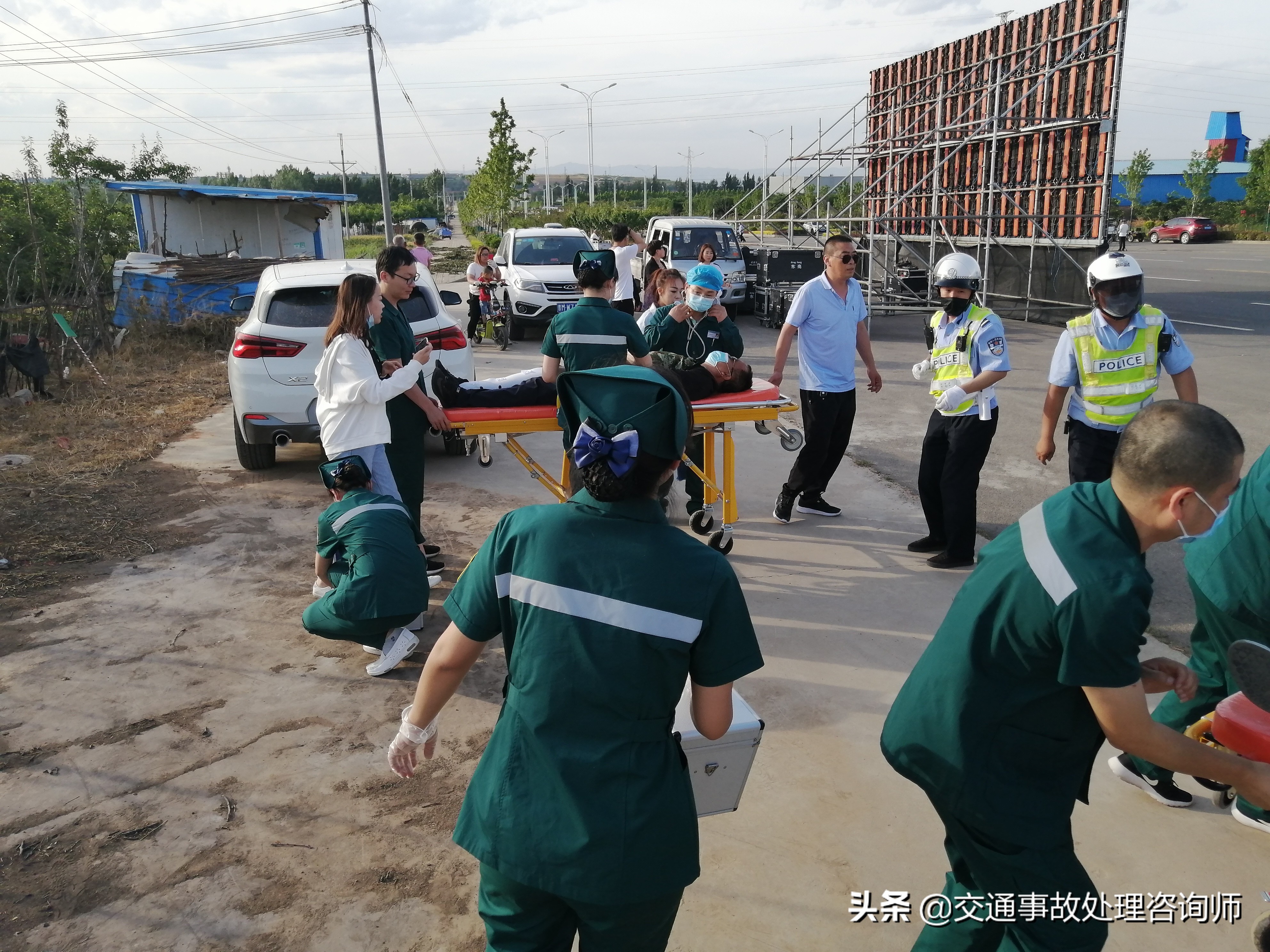醉驾男撒2万钞票