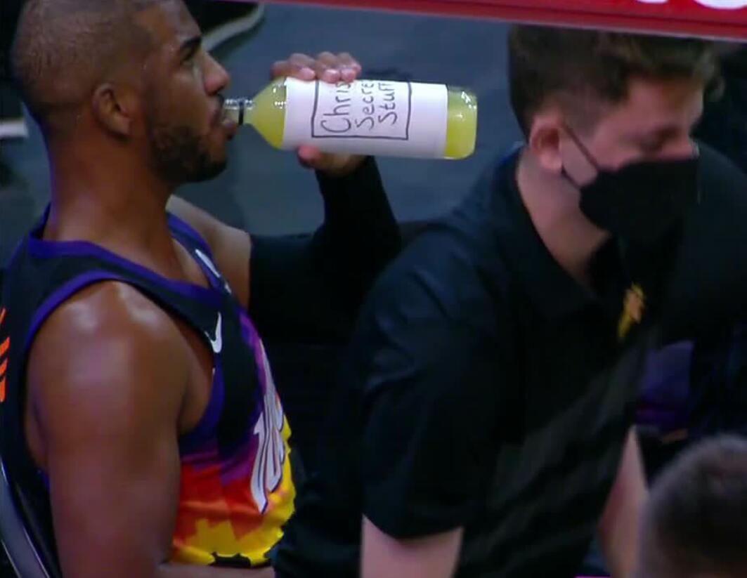 NBA和CBA球员喝水的杯子、水瓶或者饮料瓶是共用的吗？还是各用各的？