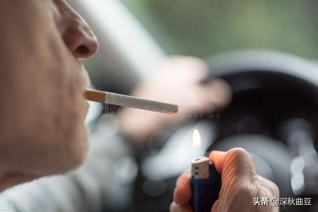 何炅收粉丝金条被骂，丁真抽烟道歉，靠不住的人设毁了多少人？：女子骂吸烟领导被辞