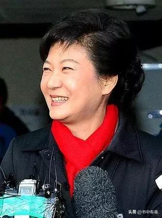 如何看待朴槿惠为李明博未被特赦而难过？：朴槿惠与李明博再会