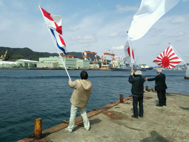 投日本军旗让游客踩