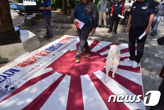 投日本军旗让游客踩