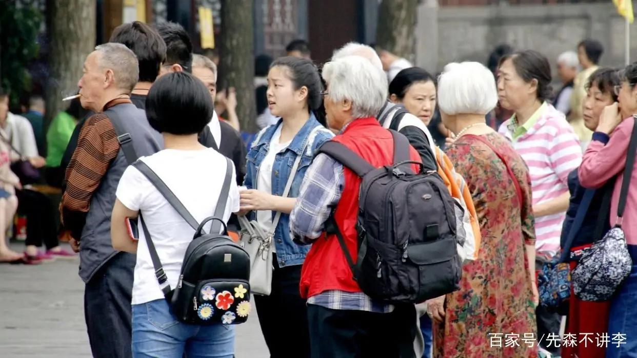 国企单位50岁老年人伙同媳妇啃老，榨干老母亲保命钱，你怎么看？：带46名老人去旅游